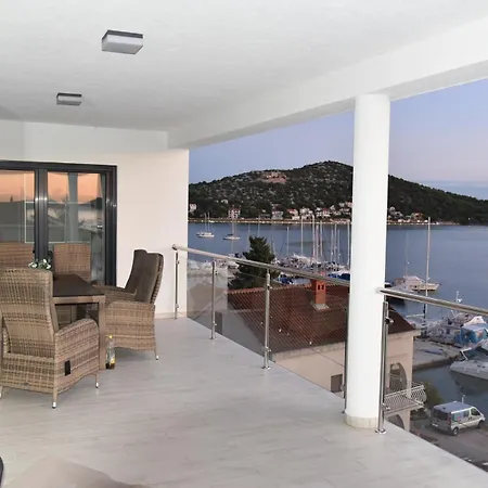 Pina Appartement Tisno