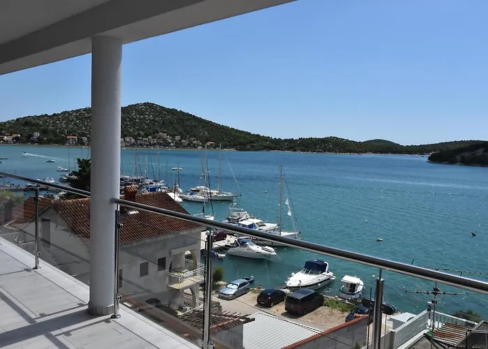 Pina Apartamento Tisno